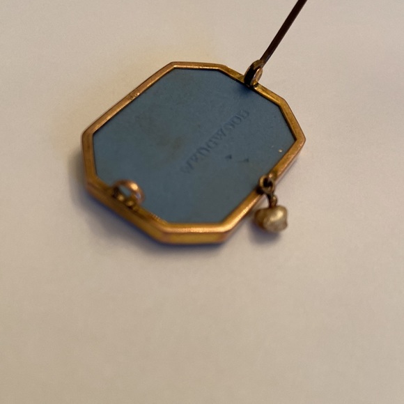 Wedgewood Blue & 9k gold brooch with small freshwater pearl. 3 cherubs & lions. - Picture 7 of 10